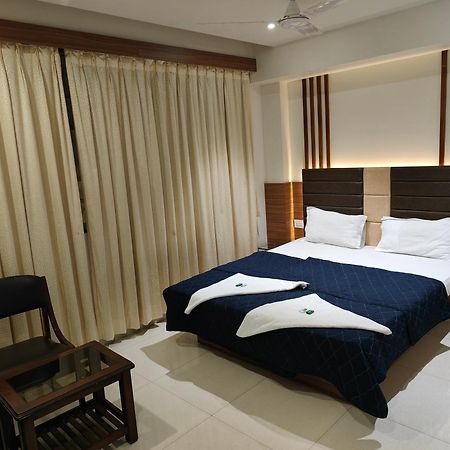 Hotel Sahyog & Rooms สุรัต ภายนอก รูปภาพ