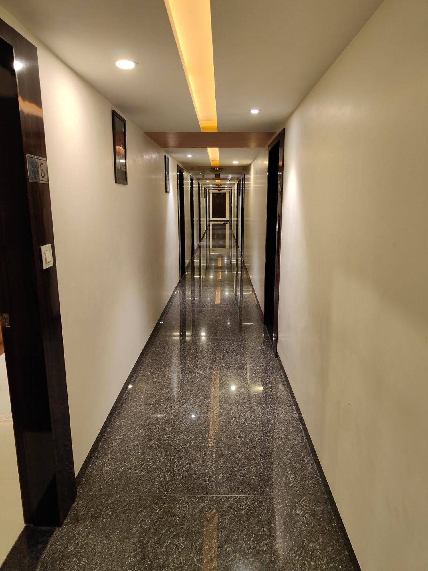 Hotel Sahyog & Rooms สุรัต ภายนอก รูปภาพ
