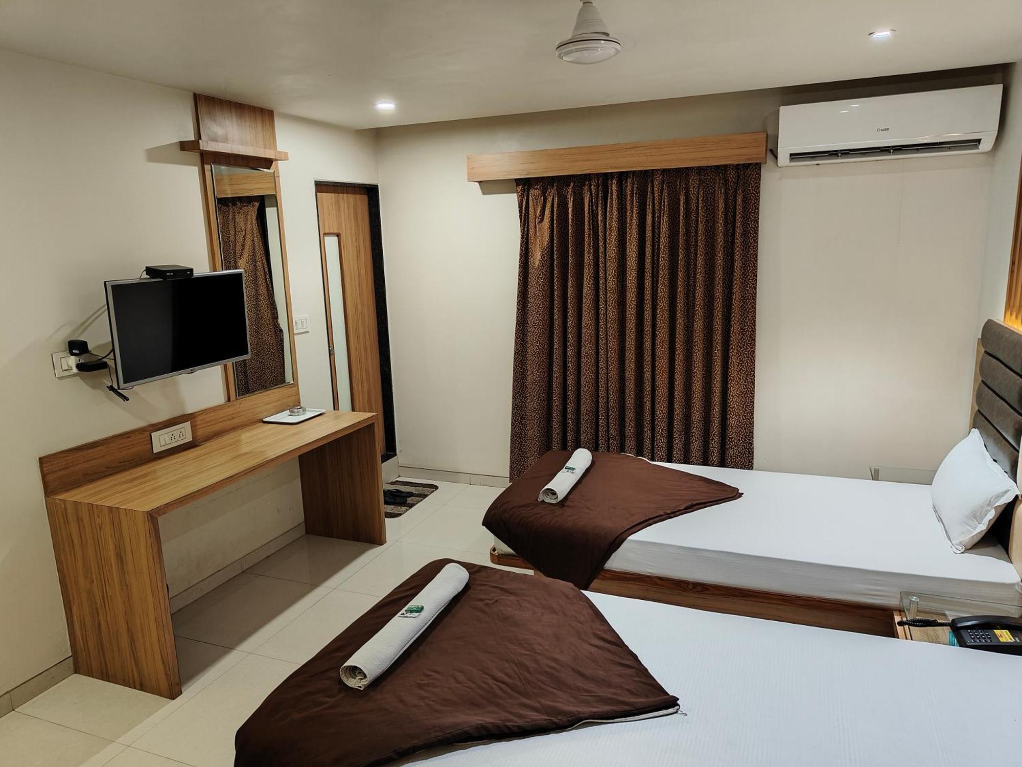 Hotel Sahyog & Rooms สุรัต ภายนอก รูปภาพ
