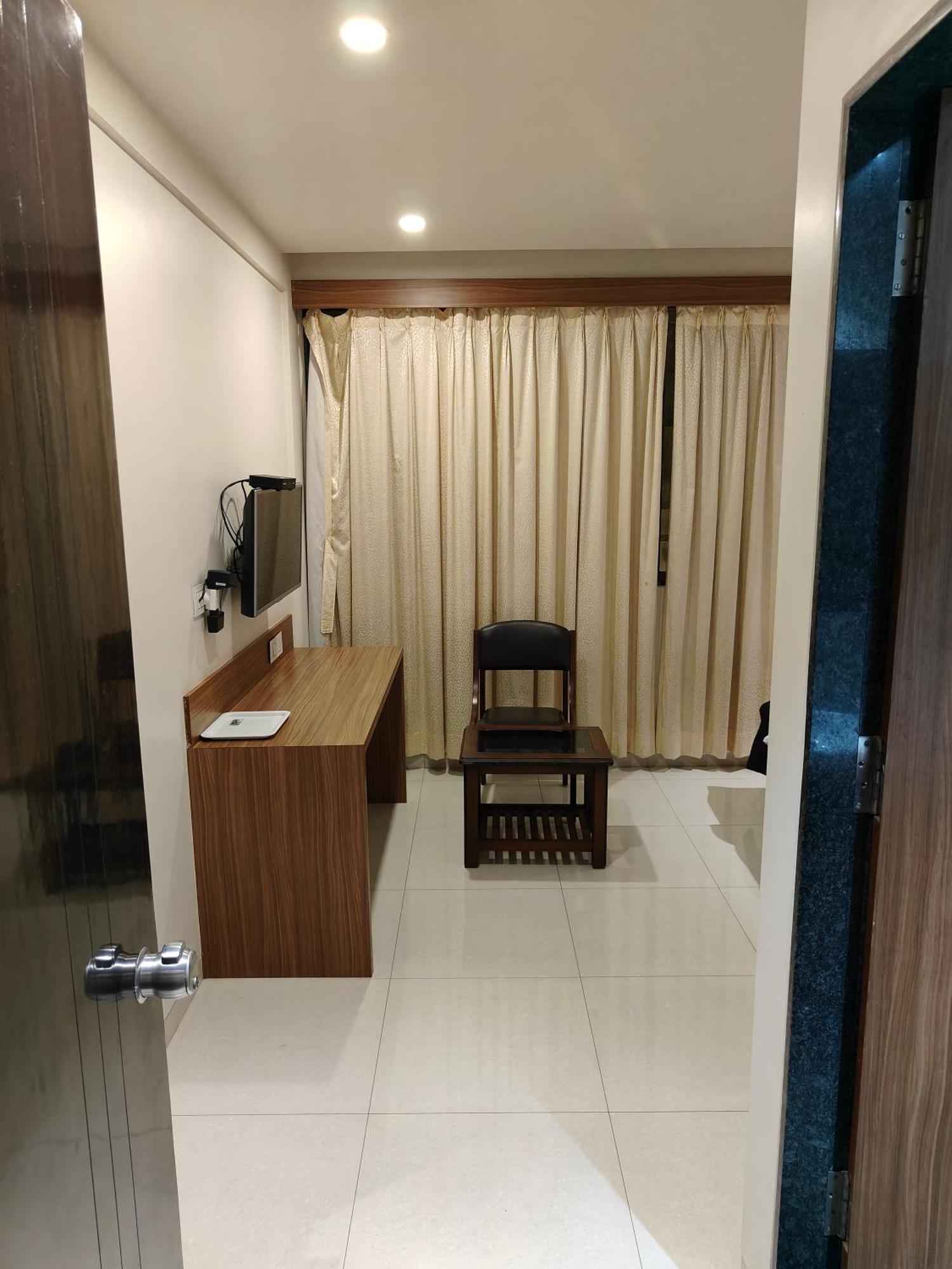 Hotel Sahyog & Rooms สุรัต ภายนอก รูปภาพ