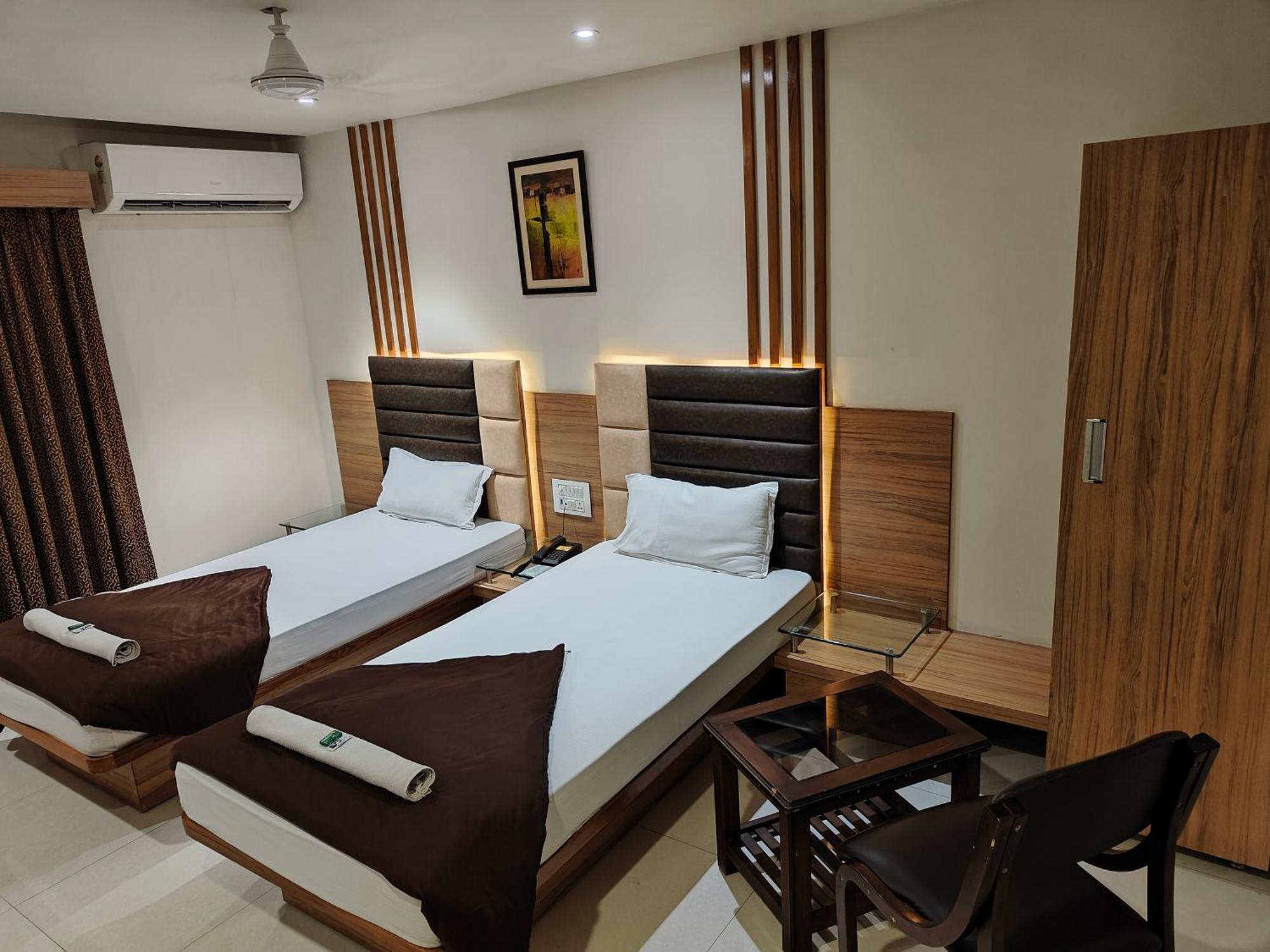 Hotel Sahyog & Rooms สุรัต ภายนอก รูปภาพ