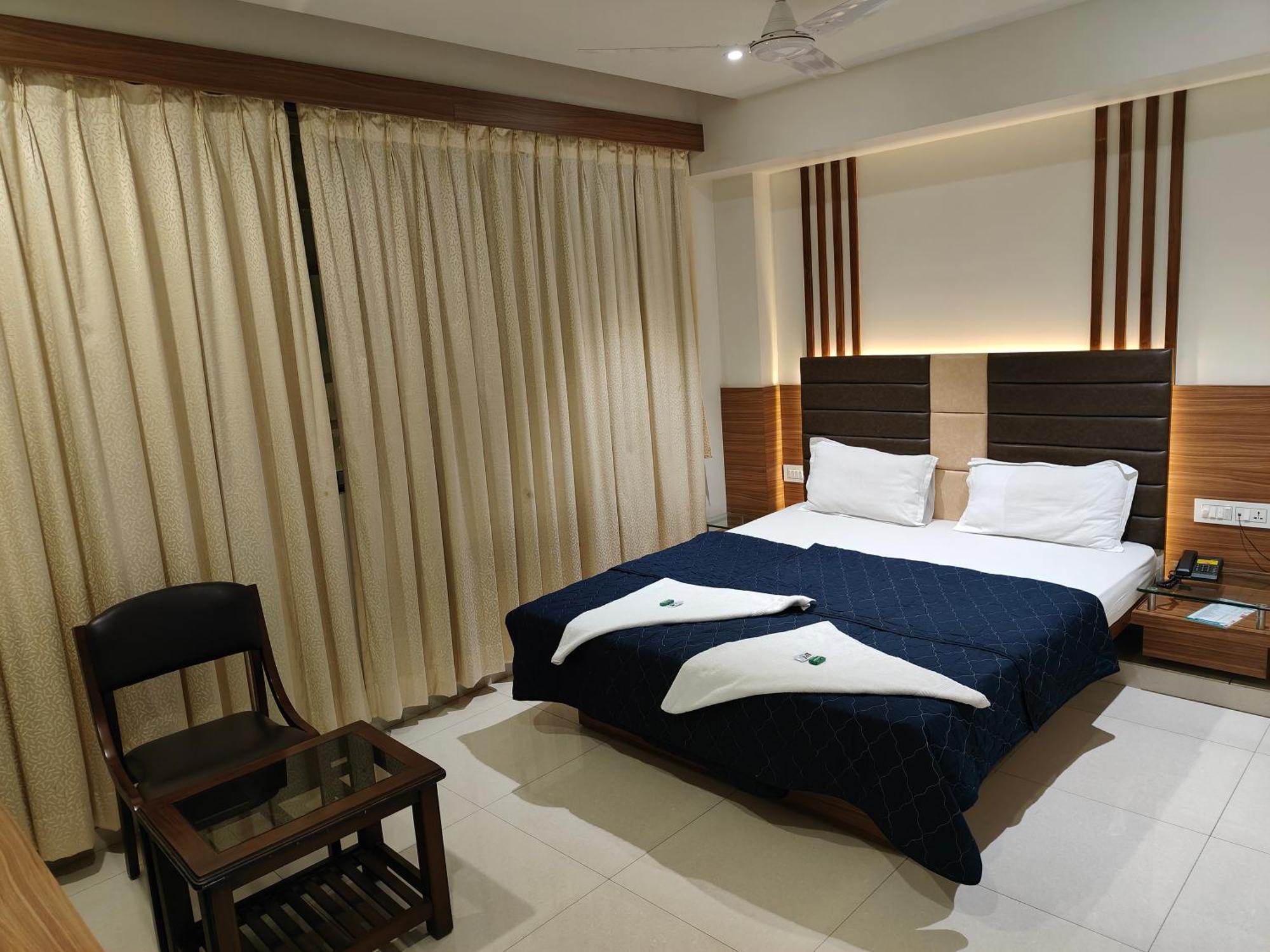 Hotel Sahyog & Rooms สุรัต ภายนอก รูปภาพ