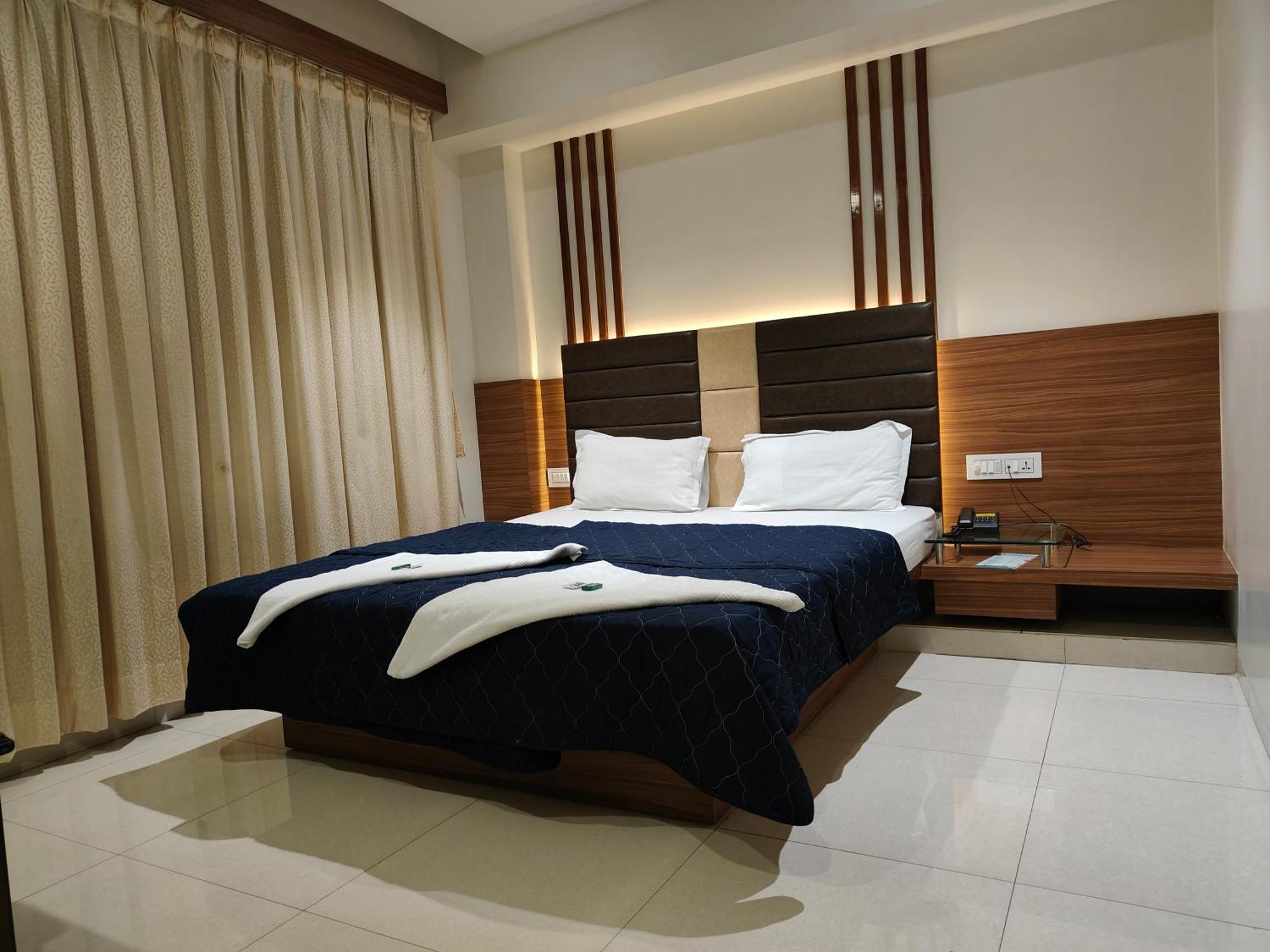 Hotel Sahyog & Rooms สุรัต ภายนอก รูปภาพ