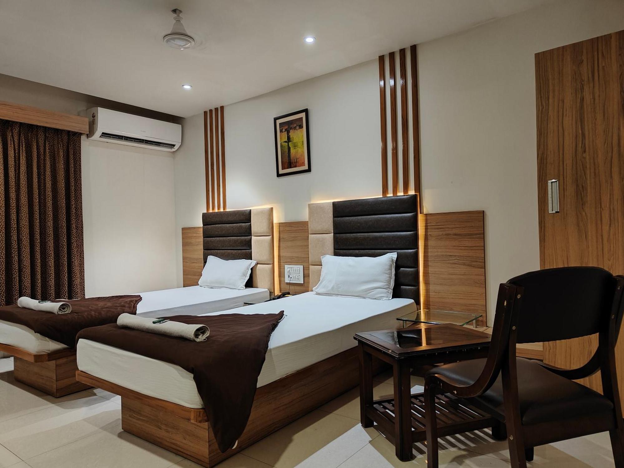 Hotel Sahyog & Rooms สุรัต ภายนอก รูปภาพ