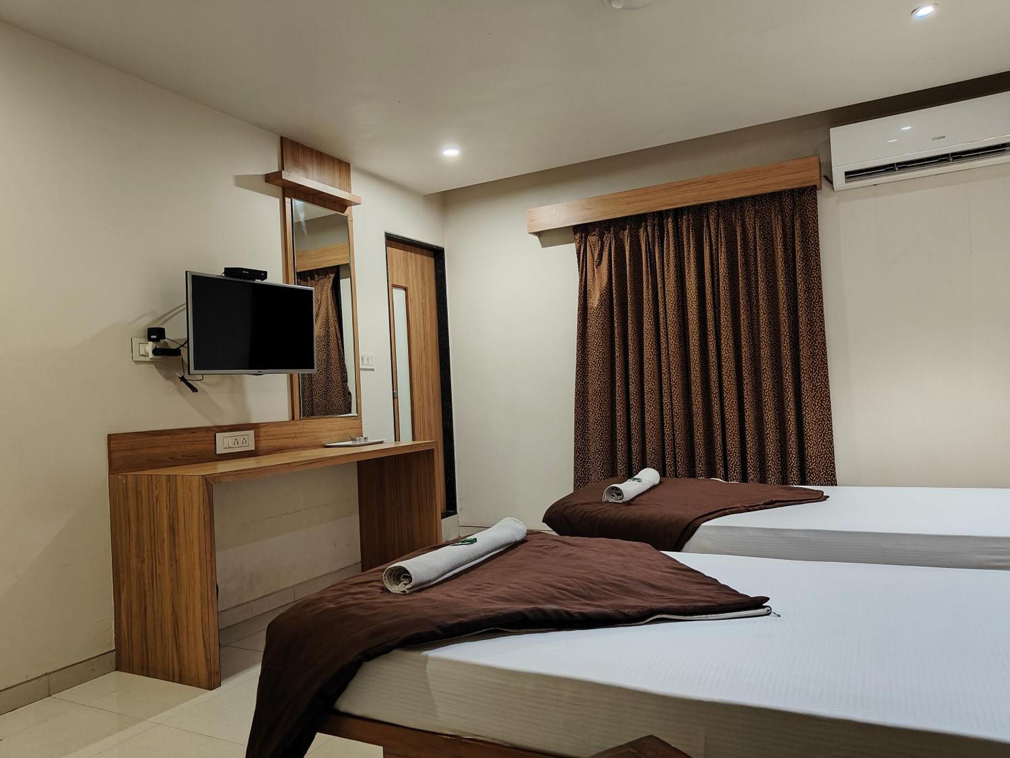 Hotel Sahyog & Rooms สุรัต ภายนอก รูปภาพ
