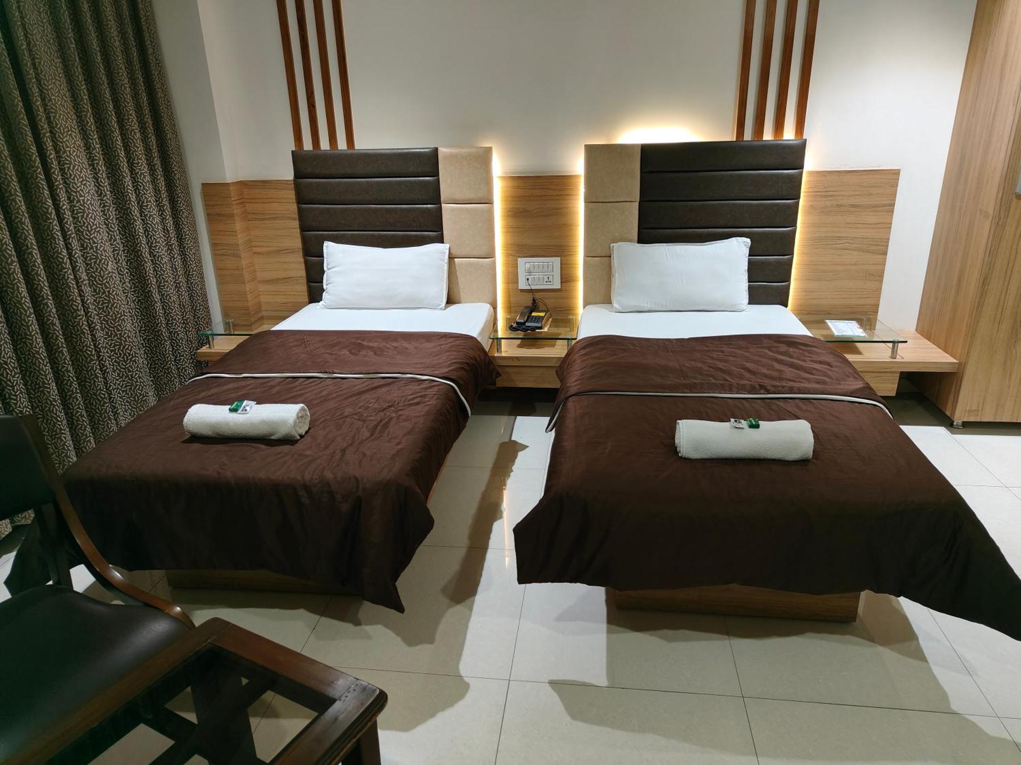 Hotel Sahyog & Rooms สุรัต ภายนอก รูปภาพ