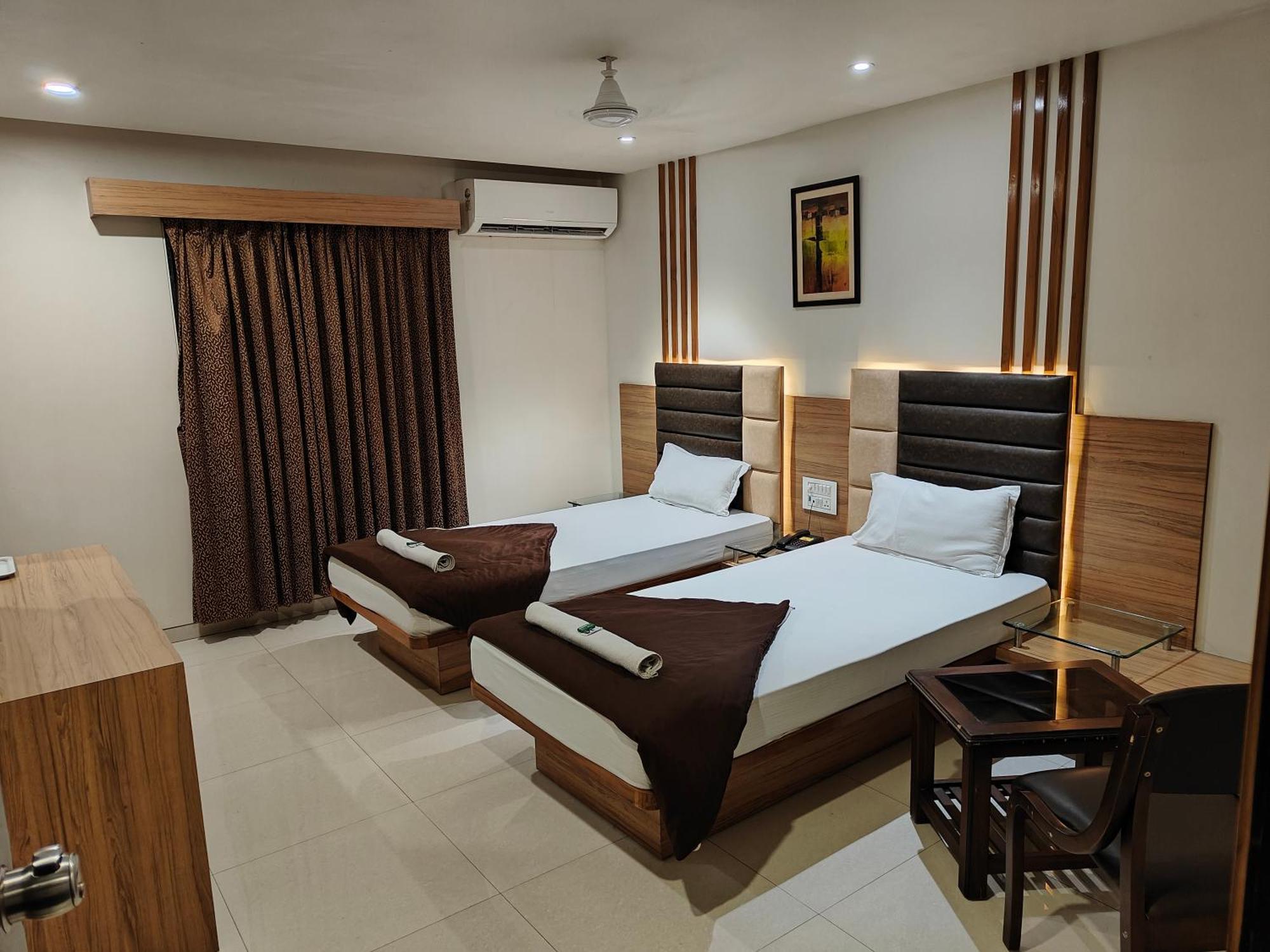 Hotel Sahyog & Rooms สุรัต ภายนอก รูปภาพ
