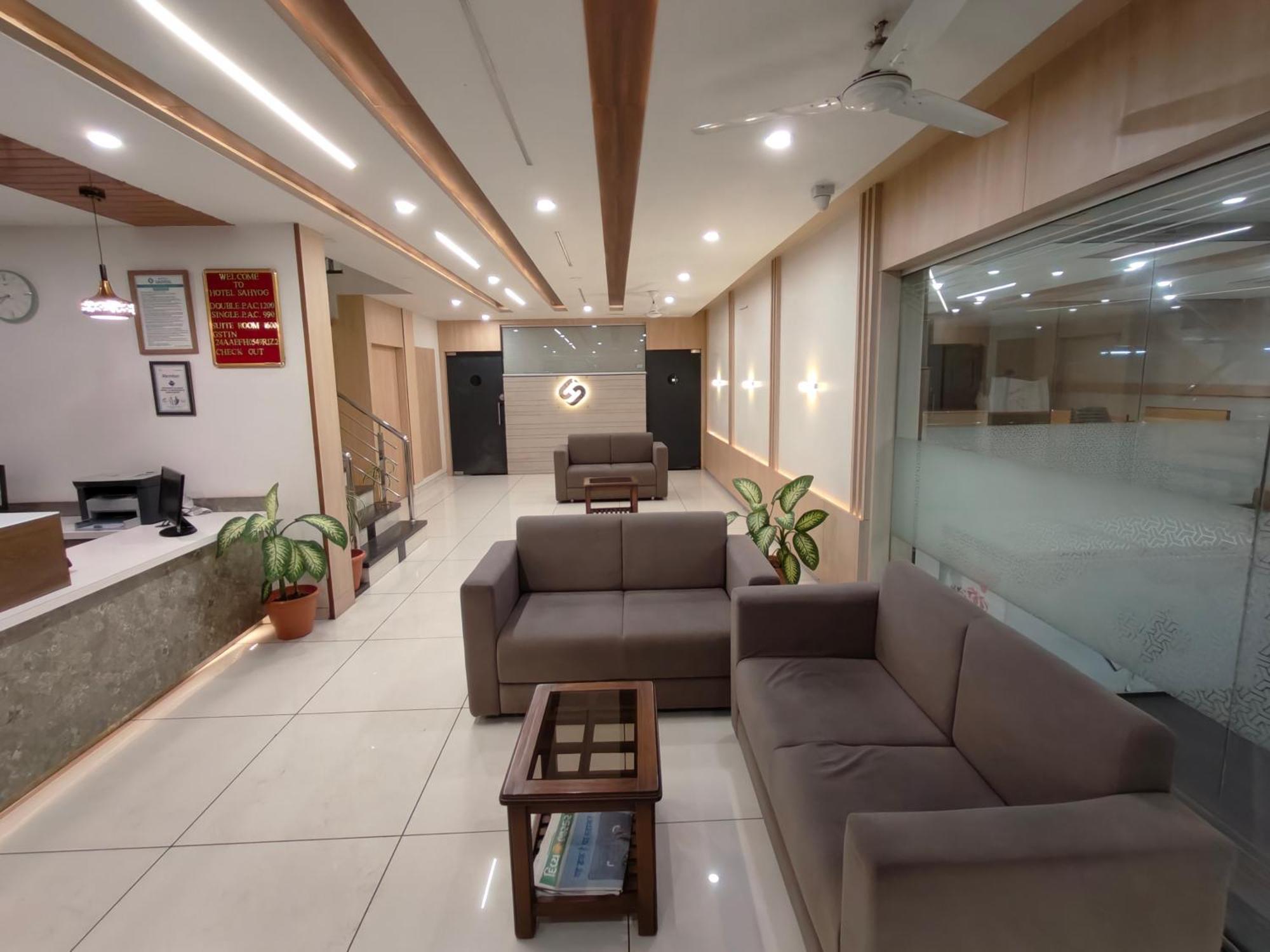 Hotel Sahyog & Rooms สุรัต ภายนอก รูปภาพ