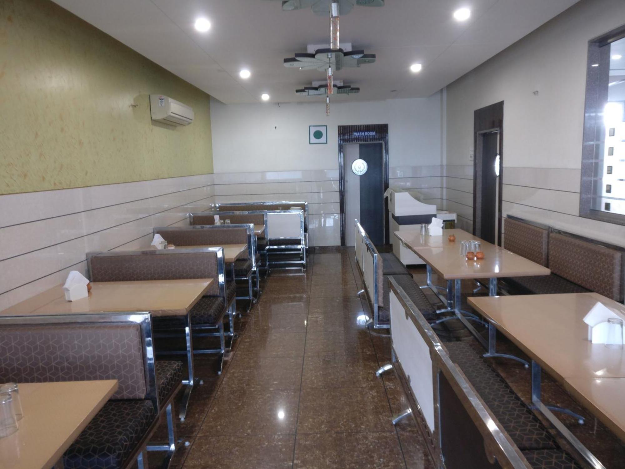 Hotel Sahyog & Rooms สุรัต ภายนอก รูปภาพ